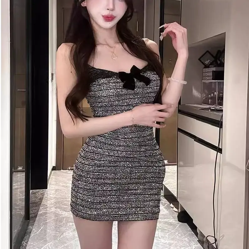 فساتين نسائية بدون أكمام أرجوانية ربيعية عصرية شعبية عصرية أنيقة للتنقل وبساطة جميلة ومتعددة الألوان