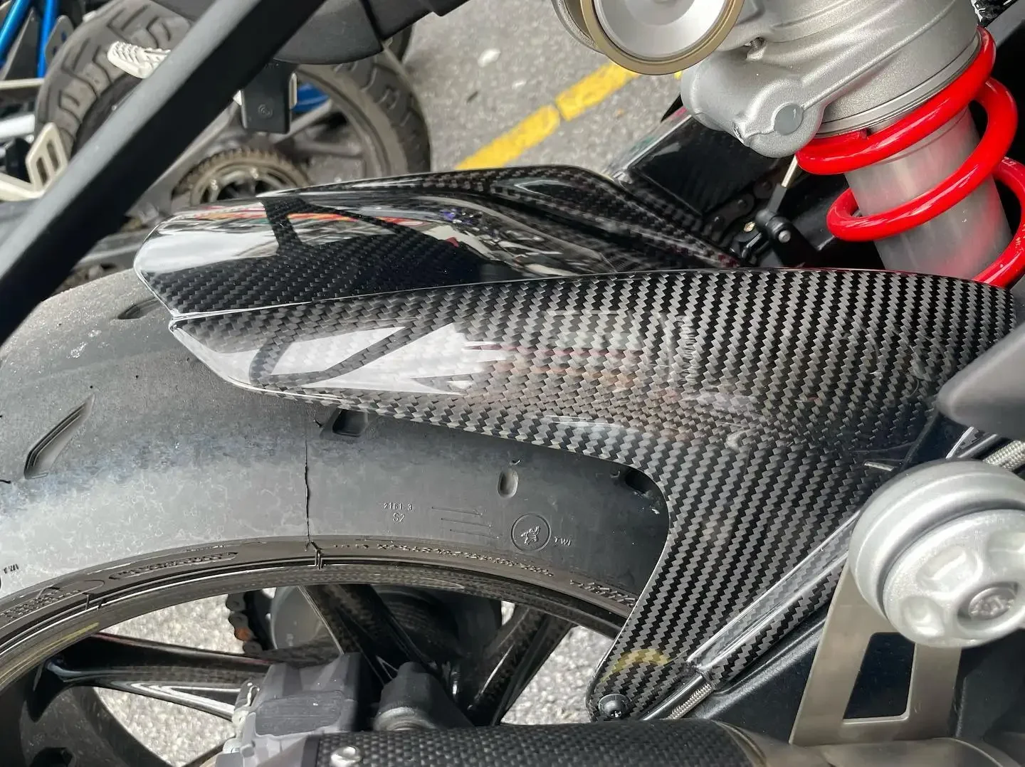 For BMW BMW S1000RR 2019-2025 M1000RR 2020-2025 S1000R 2021-2025 M1000R 2023-2025 100% Carbon Fiber Rear hugger with chain guard