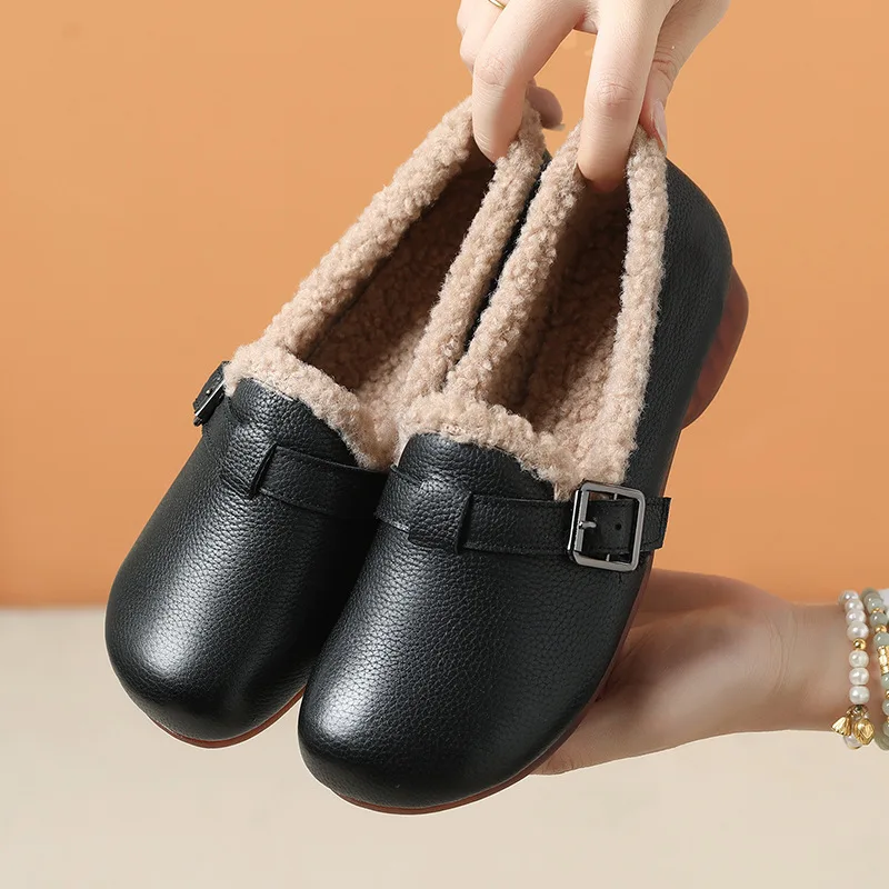 

Новая теплая повседневная кожаная обувь из воловьей кожи на плоской подошве, европейско-американская осенне-зимняя удобная хлопковая обувь на мягкой подошве для мам, размеры 34–43