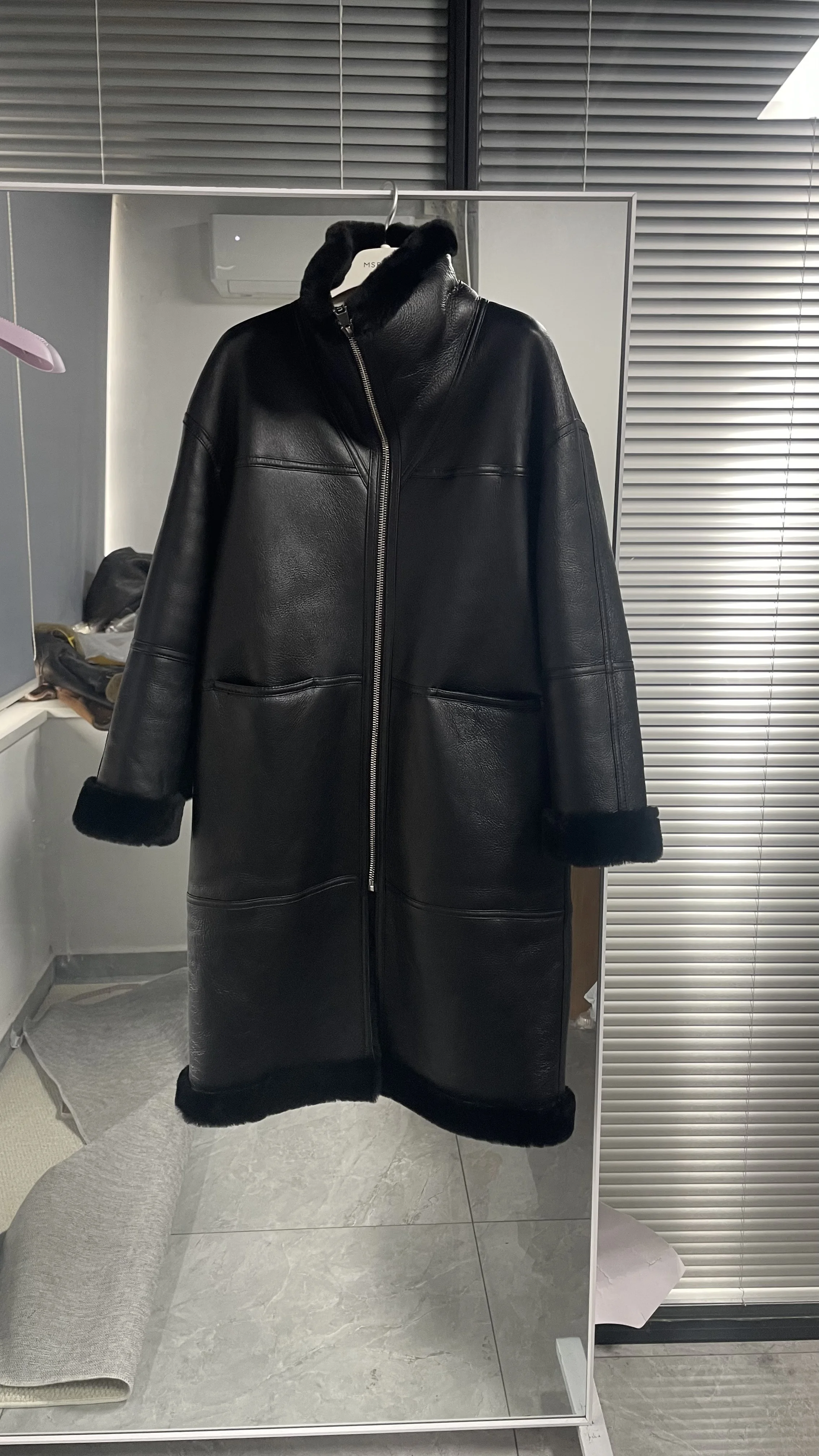 Echter Merinowolle-Pelzmantel für Damen, lange Biker-Lederjacke, Damen-Winterkleidung, natürliche Schaffell-Pelzjacken, Yng Nadal 2024