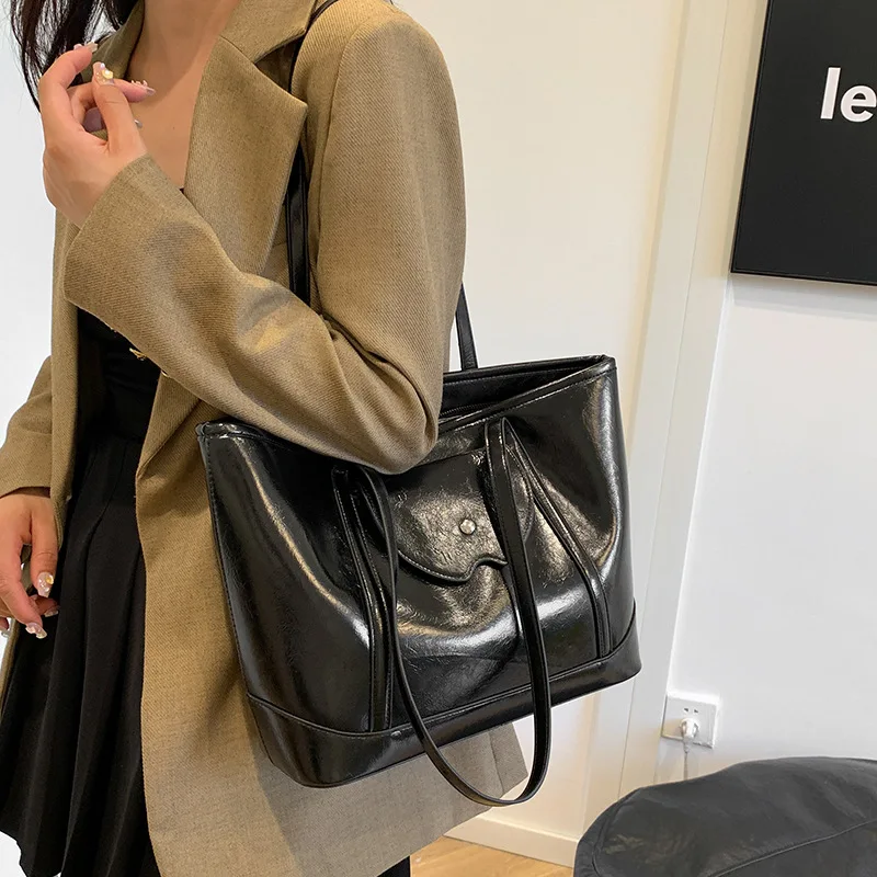 

2025 Light Luxury Niche Convertible Summer Shoulder Bag - Large-Capacity Textured Fashion Commuter Tote for Women