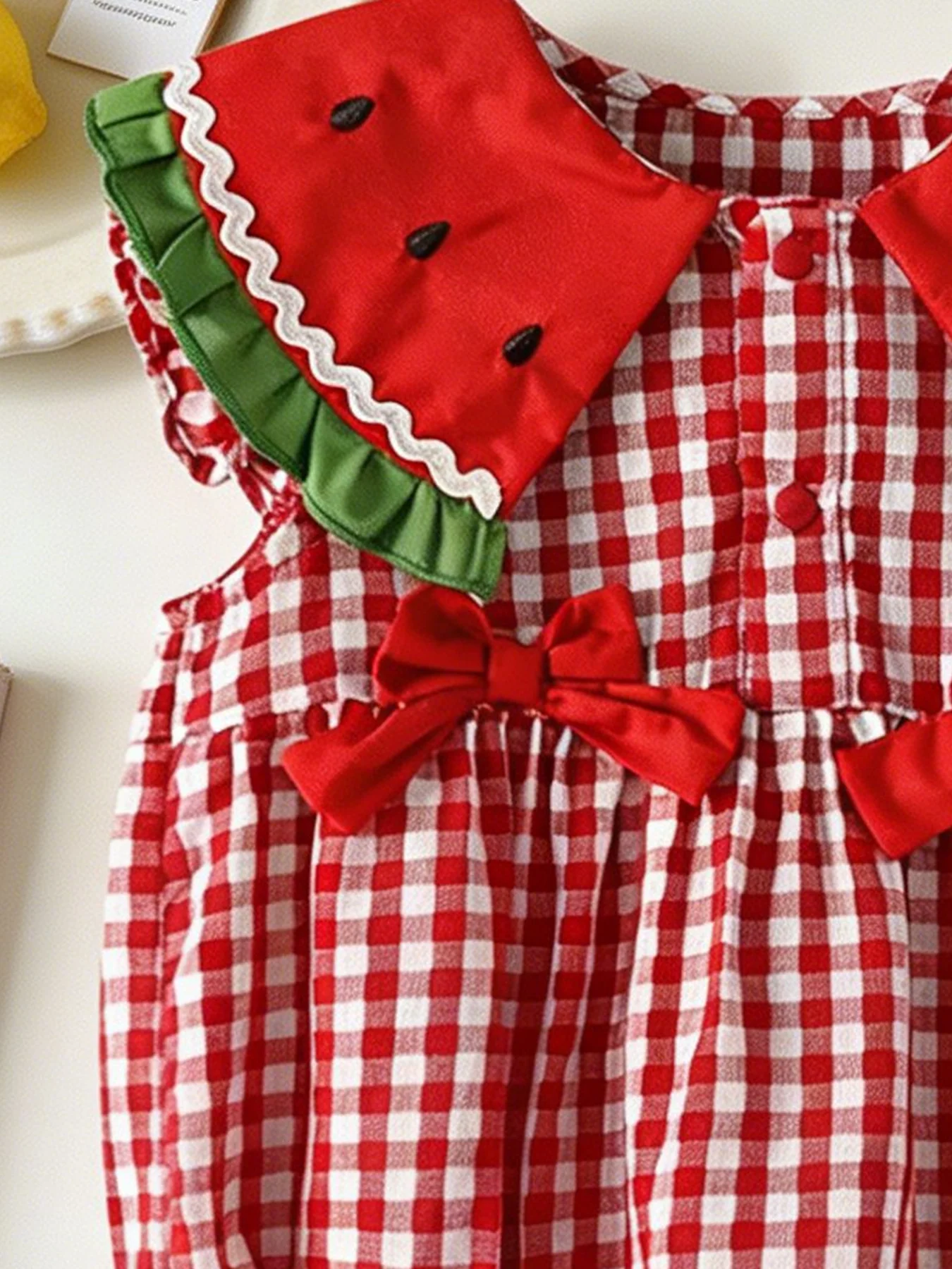 Mädchen-Strampler mit Wassermelonenkragen und Schleife, rot-weiß kariert, ärmellos, niedlicher Baby-Strampler mit Fruchtprint für Sommerpicknicks – Detail 10