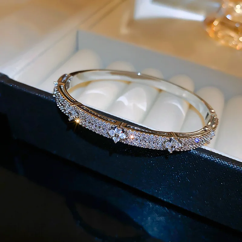 Gold- und silberplattiertes, glänzendes Armband mit Zirkonia-Steinen, luxuriöser Modeschmuck für Damen, geeignet für Partys, Hochzeiten und den Alltag. – Detail 4