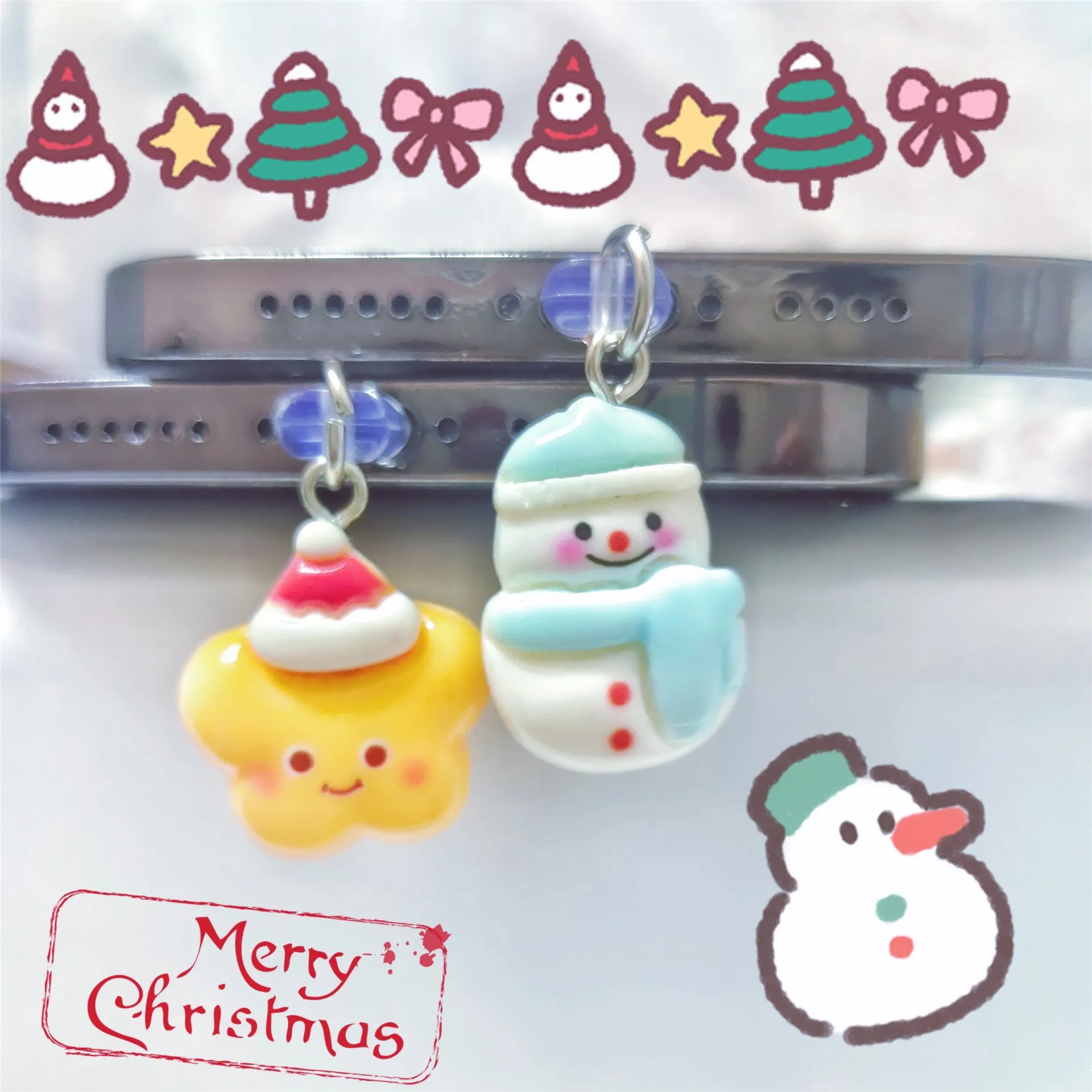 

Креативная и милая рождественская пылезащитная заглушка для телефона, пылезащитный колпачок для зарядного порта, подходит для iPhone 17, пылезащитная заглушка для телефона, аксессуары для украшения устройства, праздничный подарок на День святого Валентина