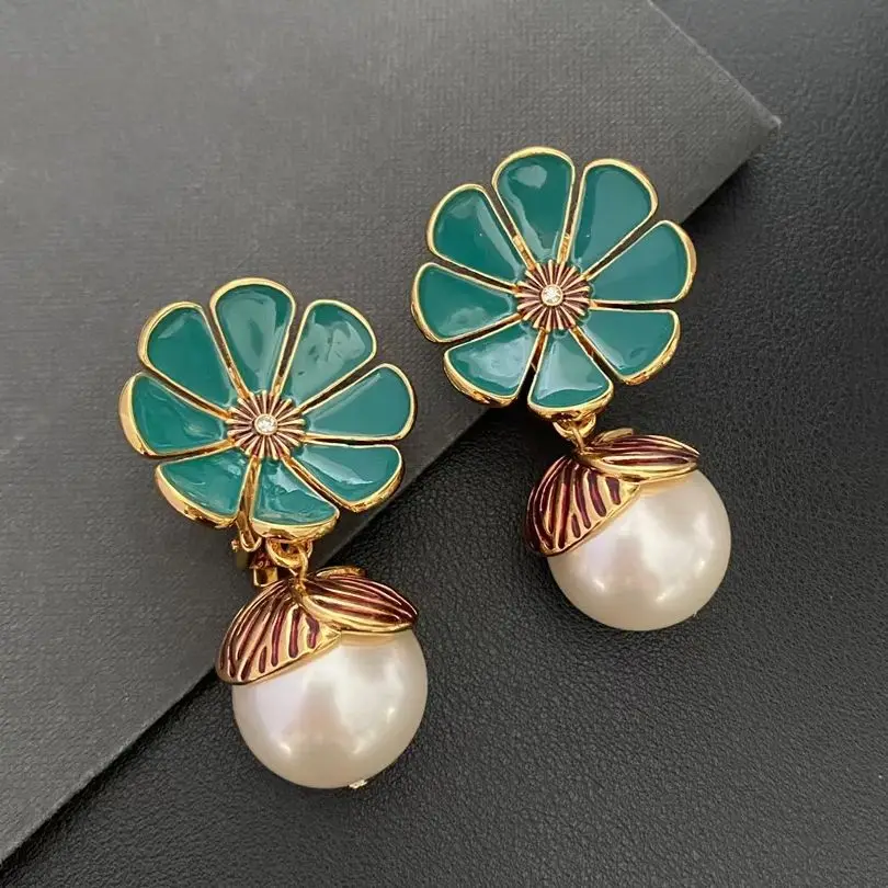 Vintage Europe Designer Flower Pearl Ear Clip Earrings Woman Jewelry Trend