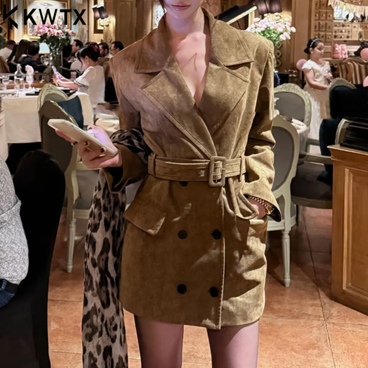 

KWTX Дизайнерский осенне-зимний женский пиджак двубортный с поясом и зубчатыми лацканами миди винтажное элегантное шикарное минималистское повседневное пальто