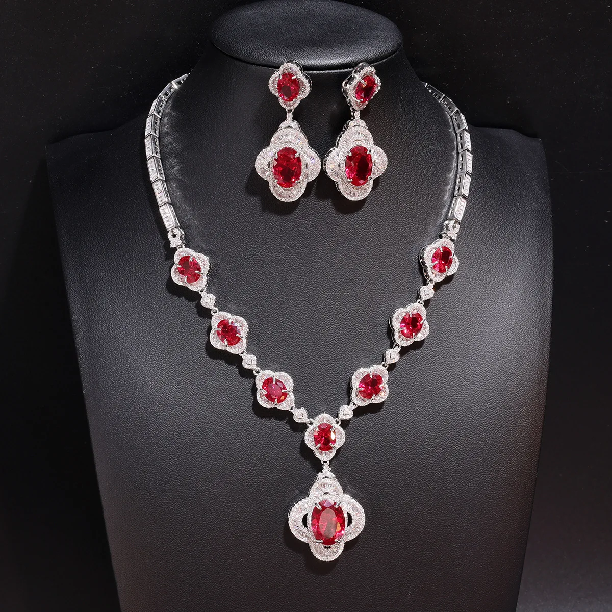 

Elegant Green Zircon four-leaf flower Earrings S925 Silver Needle Fashionable Versatile Stylish Women's Jewelry Fashion Commute