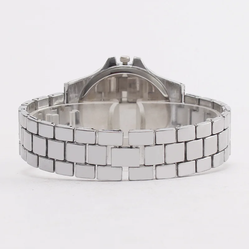 2025 نمط جديد ساعات كوارتز للنساء سيدة الموضة سبيكة ساعة يد نسائية 30 متر مقاوم للماء فتاة عصرية ساعة معصم جديدة