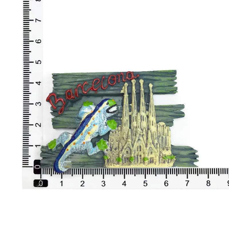 مشهد برشلونة مع ساجرادا فاميليا وسحلية - تذكار إسبانيا - مغناطيس ثلاجة من الراتنج ثلاثي الأبعاد - ديكور منزلي مثالي