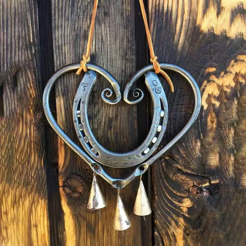 

Metal Heart-Shaped Lucky Wind Chime Retro Horseshoe Lover WindChime Pendant for Garden Yard Home Decor Window Ornaments