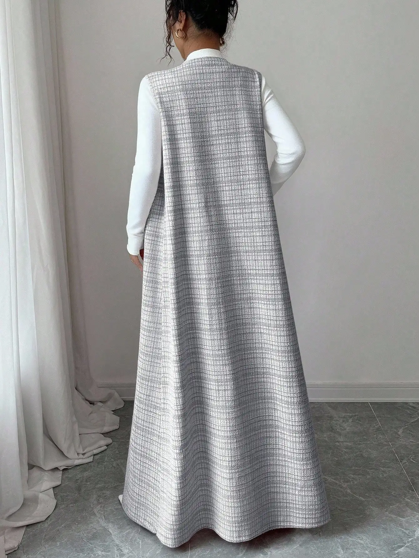 

Элегантный женский комплект: вязаный длинный жилет и брюки прямого кроя с жемчужными пуговицами