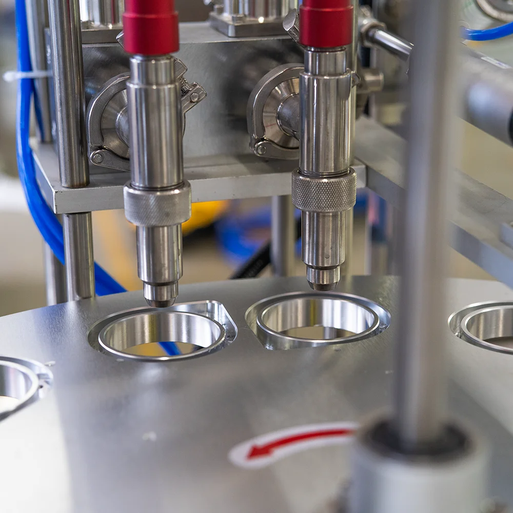 آلة تعبئة وختم مشروبات الزبادي ذات الأكواب الدوارة الأوتوماتيكية بالكامل