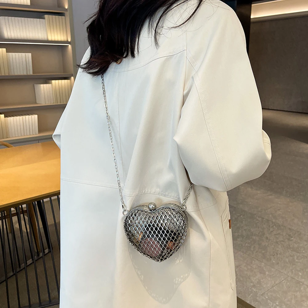 حقيبة يد معدنية مجوفة على شكل قلب 2025 موضة جديدة للنساء حقائب كتف صغيرة أنيقة على شكل سلسلة للحفلات #4