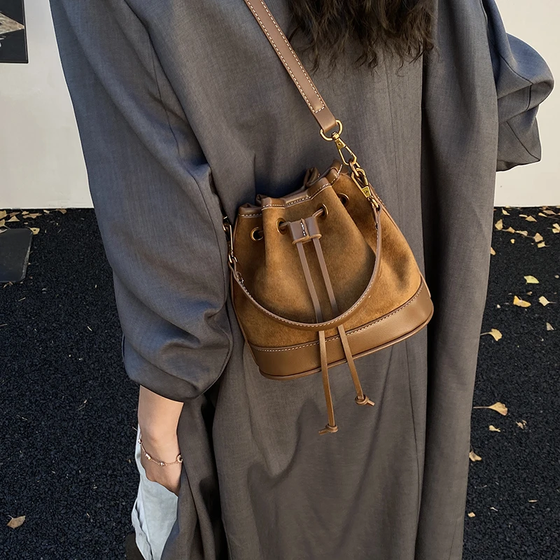 فو الجلد المدبوغ سلسلة بلون حقائب كتف نسائية حقائب الموضة 2026 الخريف/الشتاء جديد الخياطة الموضوع الشباب حقائب كروسبودي