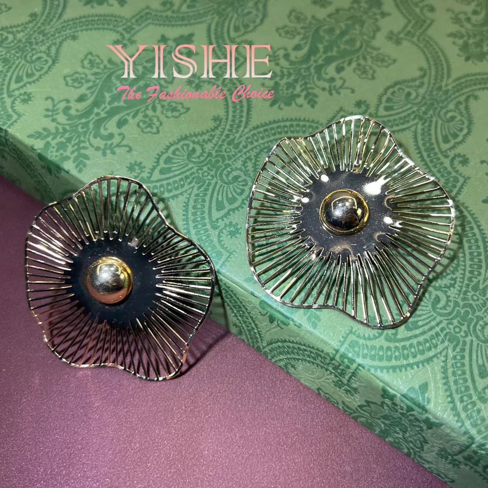 Original haute couture catwalk model, sweeping shoulder hollow earrings, European and American exaggerated INS cross-border hot-