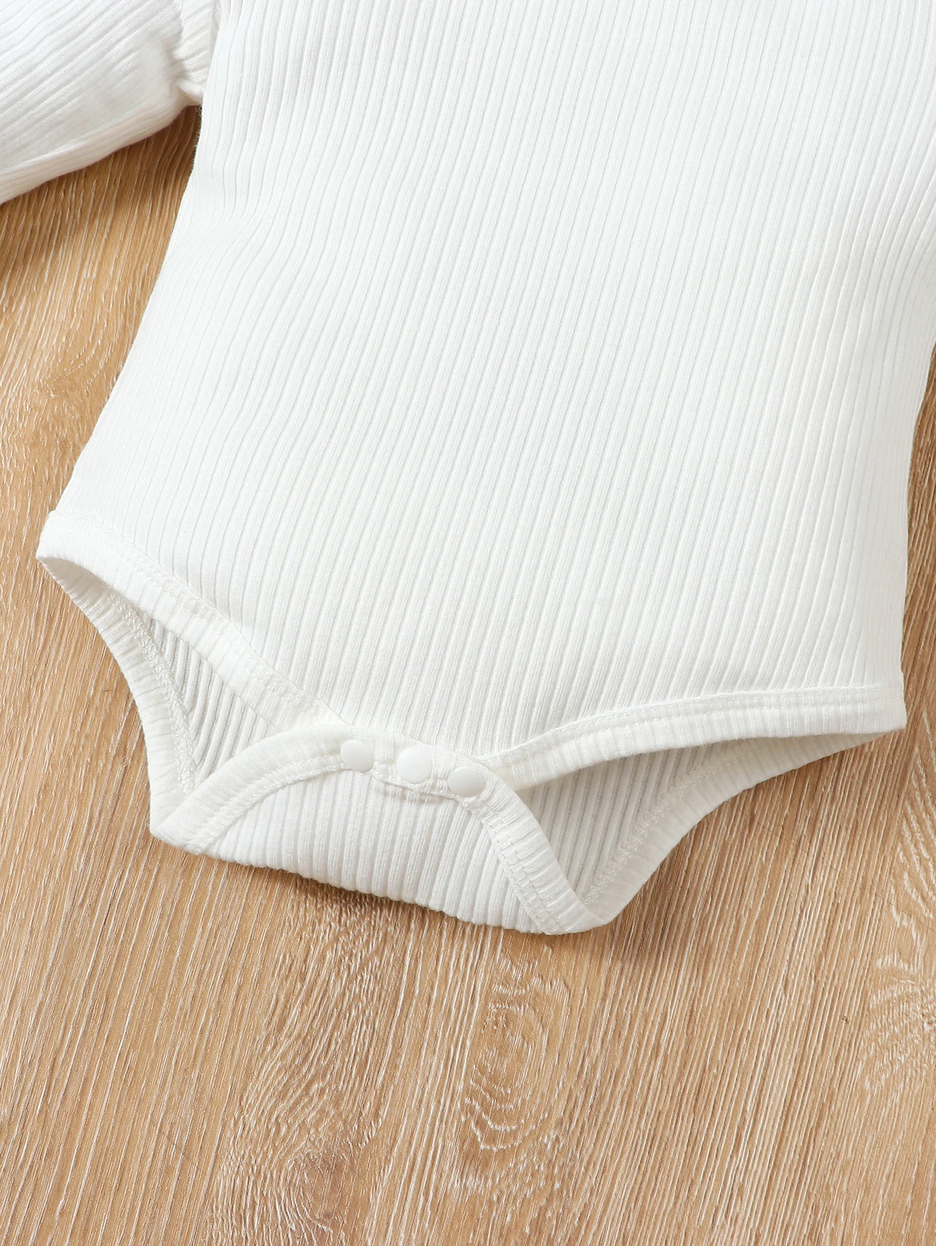 Weißer Langarm-Strampler für Herbst und Winter mit niedlichen 3D-Ohren und Hosenträgern, Baby-Mädchen-Outfit – Detail 8