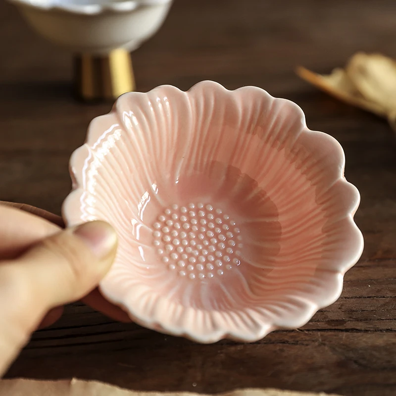 Piatto in ceramica a rilievo europeo 4 pollici Nuovo colore sottosmaltato Estetico squisito Piatto per salsa con pentola calda Stoviglie per snack di frutta solida