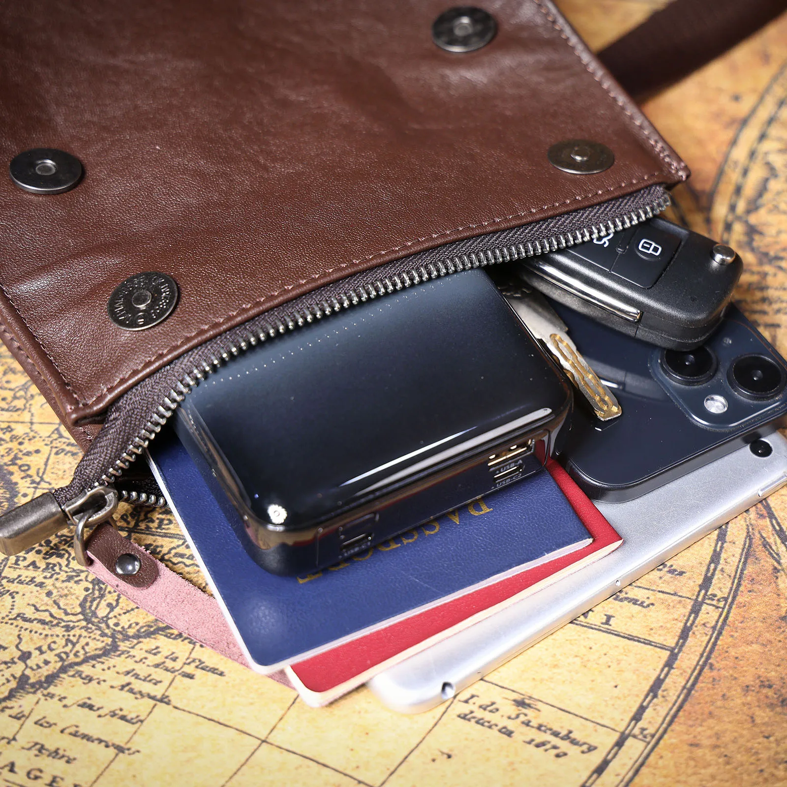 Echte Leder-Umhängetasche für Herren, Modische Brusttasche aus Rindsleder, Pflanzlich gegerbtes Leder, Unisex – Detail 22