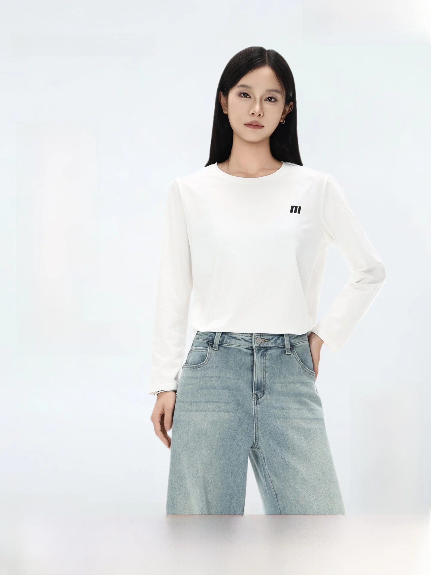 Camiseta Feminina de Manga Longa Meters Bonwe, Nova Coleção Primavera, Solta, Estampada, Casual, Algodão, Gola Redonda, Ajuste Slim, Camiseta Base para Usar por Baixo