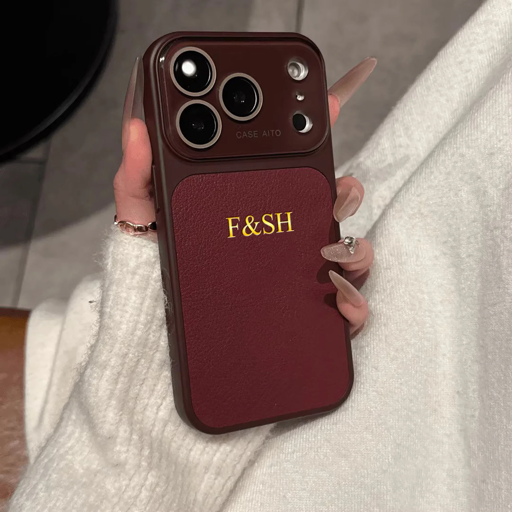 Personalisierte Luxus-Kunstlederhülle für iPhone 17 Pro Max 16 15 14 13 mit individuellem Namen, Gold-Heißfolie und Linsenschutzabdeckung.