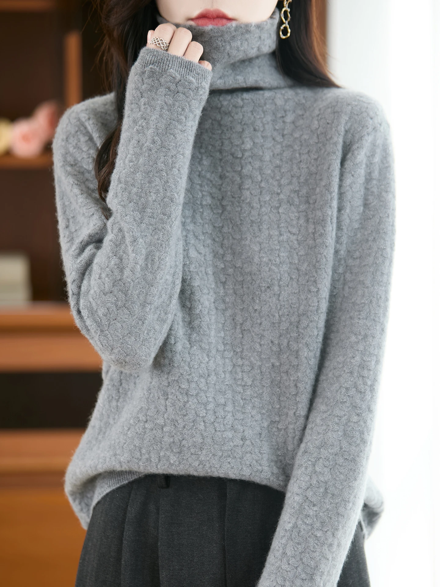 بلوفر نسائي عصري 100% صوف ميرينو بلون سادة ورقبة سلحفاة فضفاضة متماسكة سميكة صديقة للبشرة مريحة لتزيين الطبل