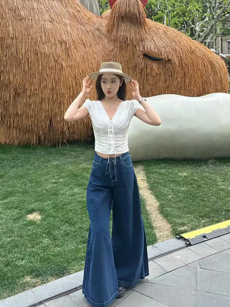 ผู้หญิงคอวีลึกลูกไม้กุ๊น Broderie Milkmaid Top พร้อมผูกด้านหน้า