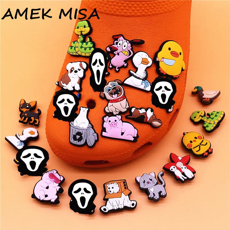 1pcs Funny Animals PVC Shoe Buckle Decorations Clog Jeans Cute Pet Dogs Pigs Polar Bears Cartoon Moe Duck Shoe Charms Kids Gifts