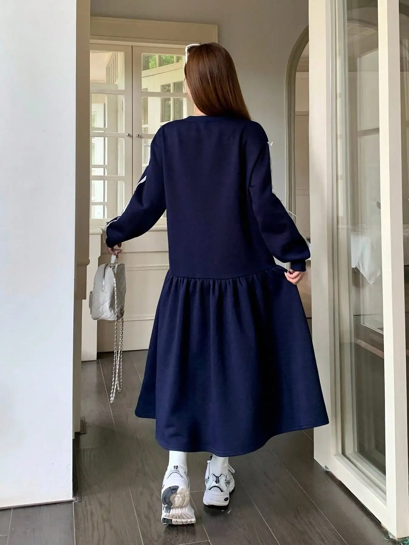 

Темно-синее платье-свитшот с круглым вырезом, кружевной отделкой и бантом, с длинными рукавами, повседневное платье