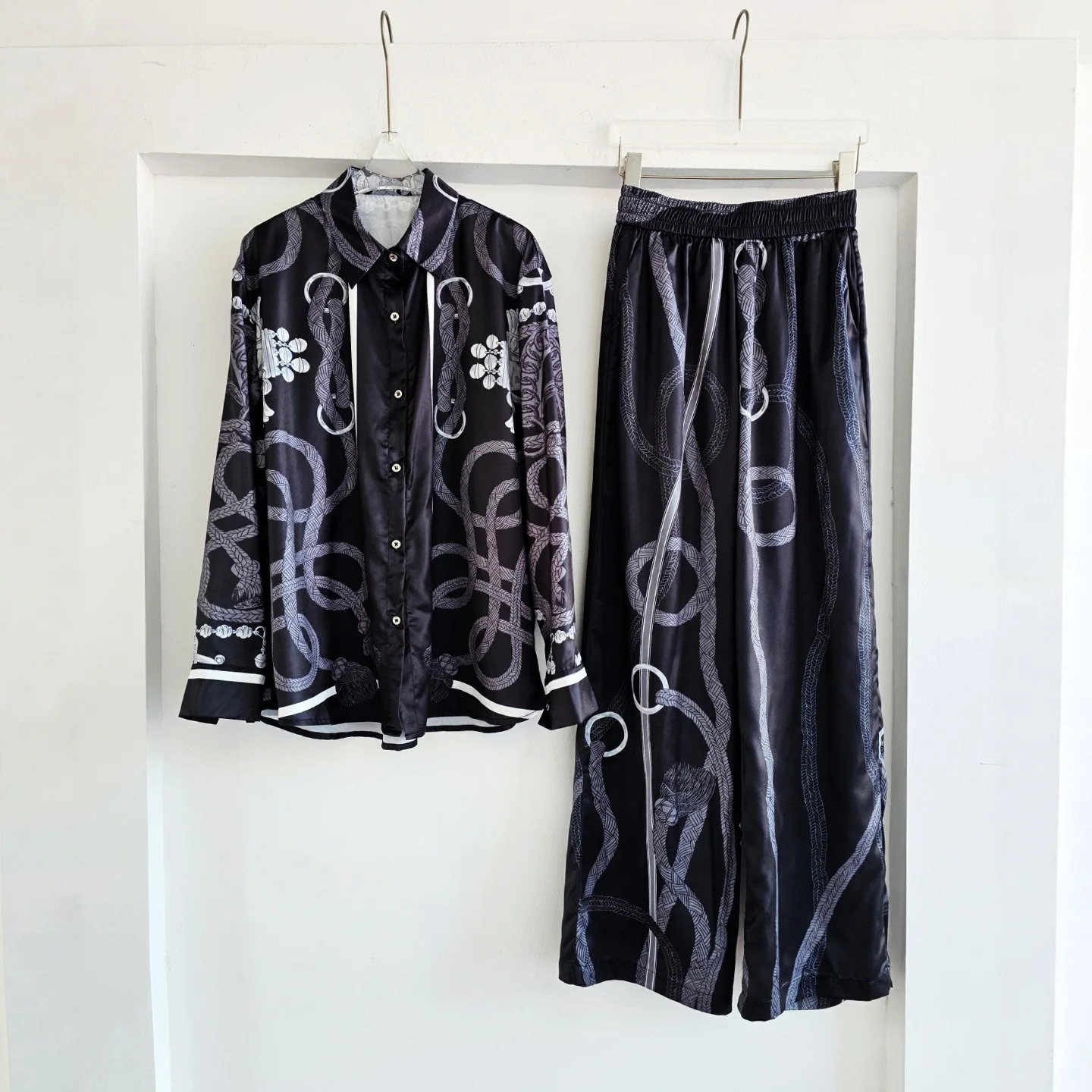 

Костюм-двойка в стиле барокко: шелковая сатиновая блузка с французским принтом и свободные брюки, черный, для женщин, праздничный повседневный стиль