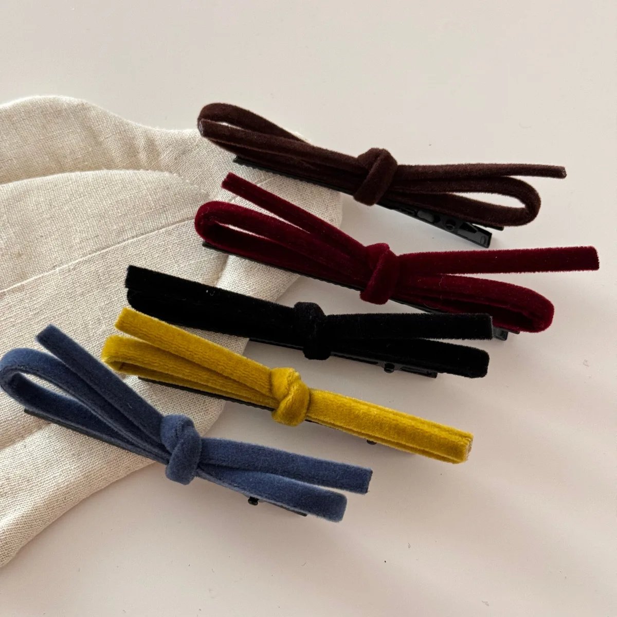 

Корейская осенне-зимняя заколка для волос, простая универсальная бархатная заколка с бантом и челкой, боковая заколка с милым бантом, заколка для волос, женские аксессуары для укладки волос