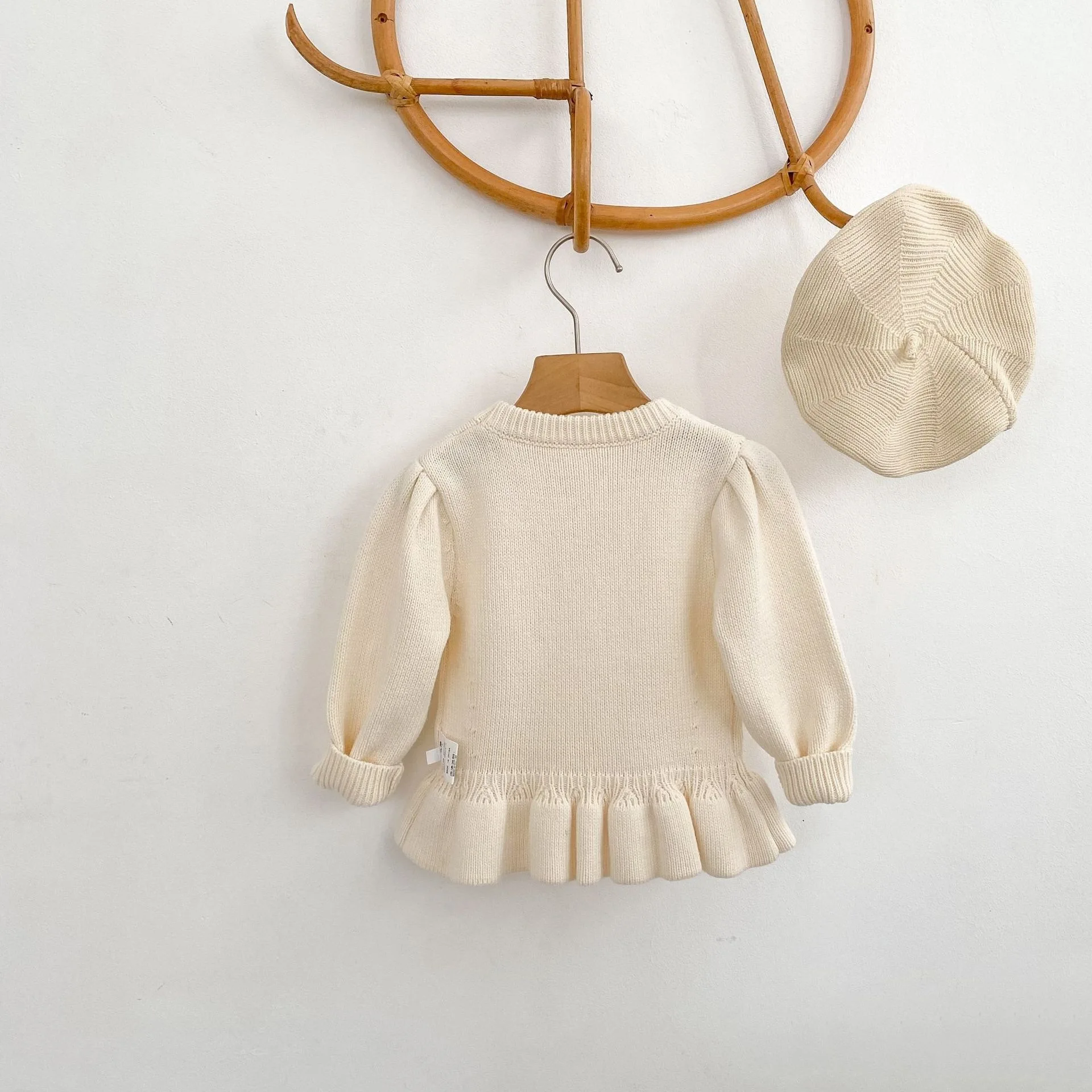 Autumn and winter new baby lotus leaf edge knitted top, cute for girls to wear, long sleeved sweater pullover sweater