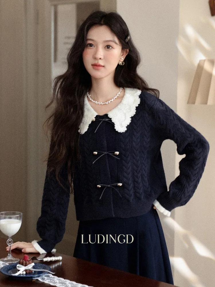 

ALXNAN Plus Size Women's Knit Cardigan Color-Block Doll Collar Bow Knit Cardigan Winter Warm Chic Navy Blue Sweaters D662163