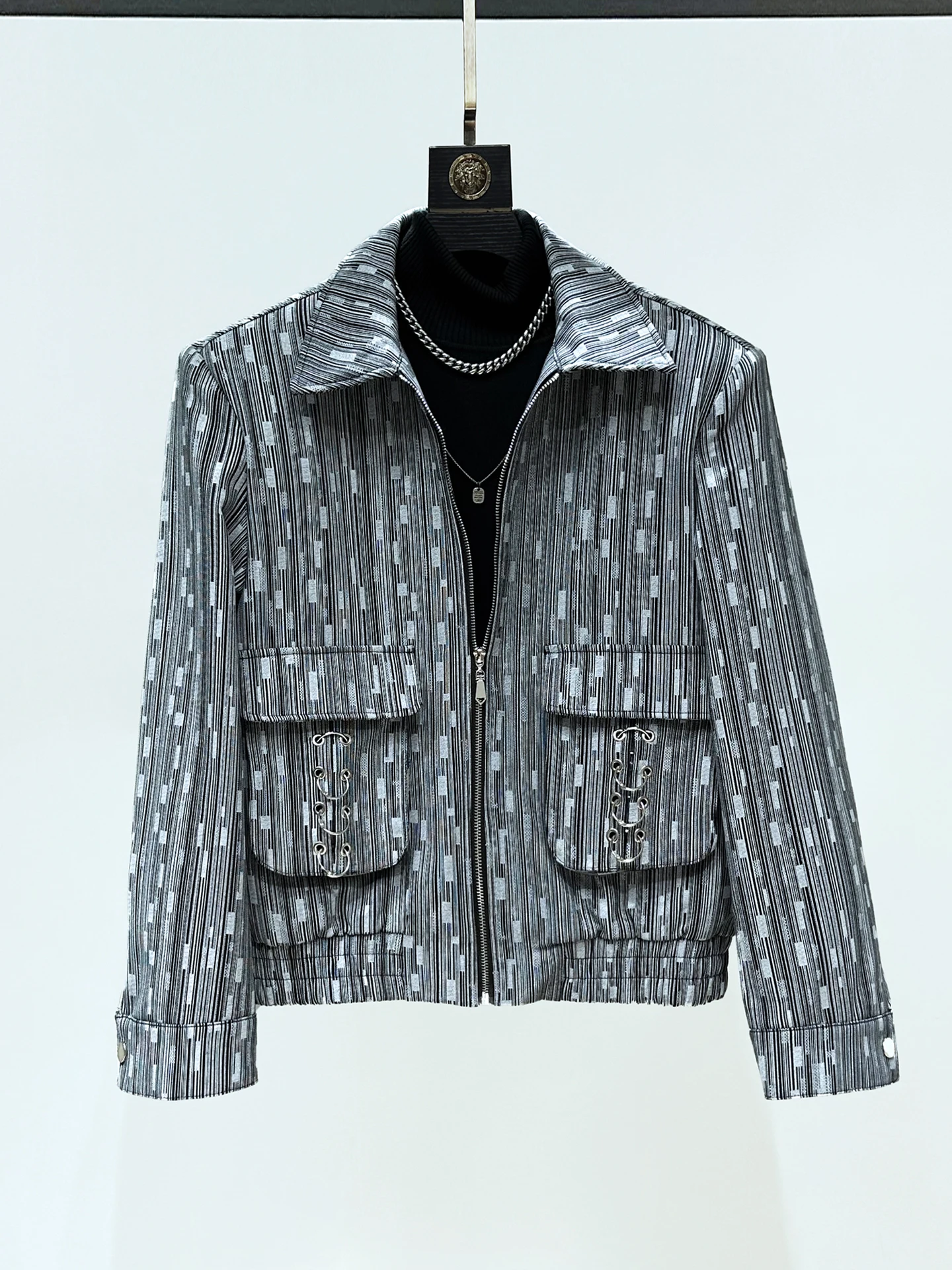 

Новый дизайн: Металлически декорированная куртка для мужчин, модное полосатое пальто, молодежная свободная модель, весенне-осенняя верхняя одежда.