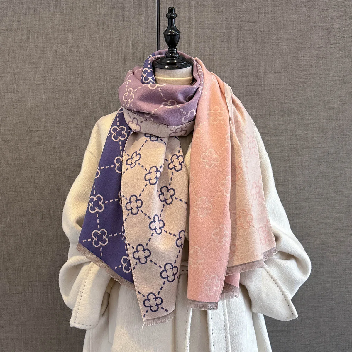 وشاح نسائي فاخر بألوان متباينة بنمط أربع أوراق للتدفئة في الشتاء وشاح متعدد الاستخدامات على الطراز القديم مع نهاية عالية