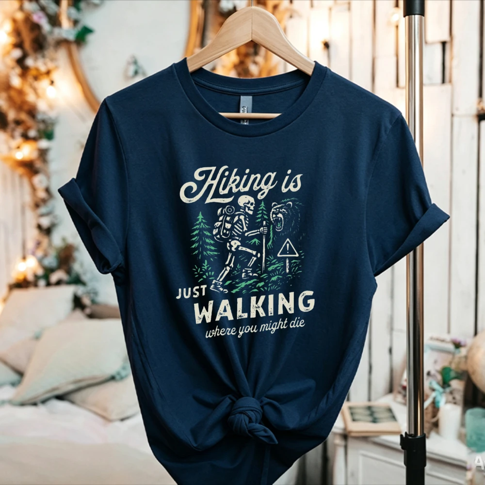 Outdoor Adventure Quotes Short - เสื้อยืดผู้หญิงลายหมีโครงกระดูกสุดฮาสำหรับฤดูใบไม้ร่วง พร้อมข้อความเกี่ยวกับการเดินป่า เสื้อผ้าฝ้ายวินเทจลายกราฟิกสำหรับกิจกรรมกลางแจ้ง เสื้อยืดแขนสั้นลำลองสำหรับการผจญภัย