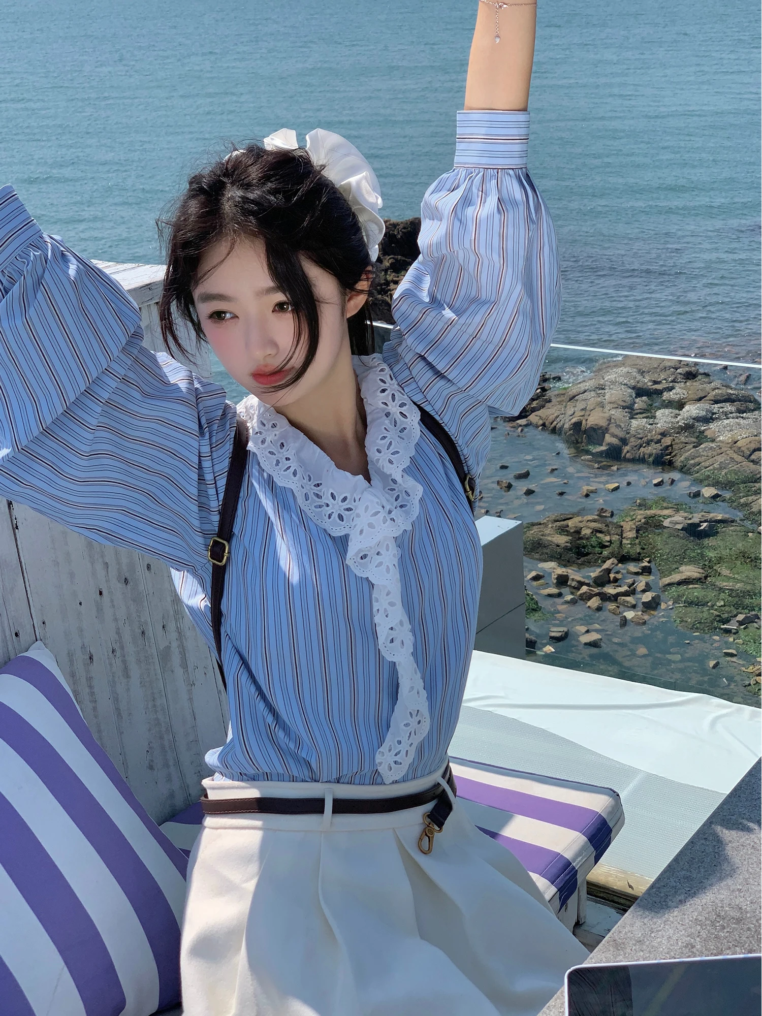 

Женская весенняя корейская блузка Vanwenwen Coast Village Girl с синими полосками и кружевом, свободный топ с V-образным вырезом и длинными рукавами