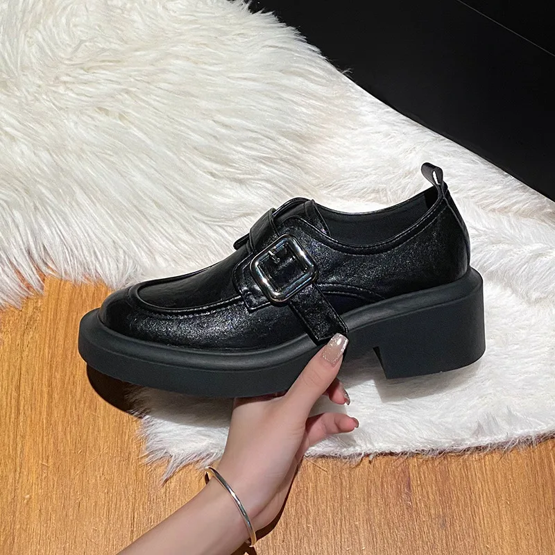 أزياء جديدة نمط مع جولة اصبع القدم النمط البريطاني قدم واحدة كعب سميك المتسكعون أحذية جلدية صغيرة النساء