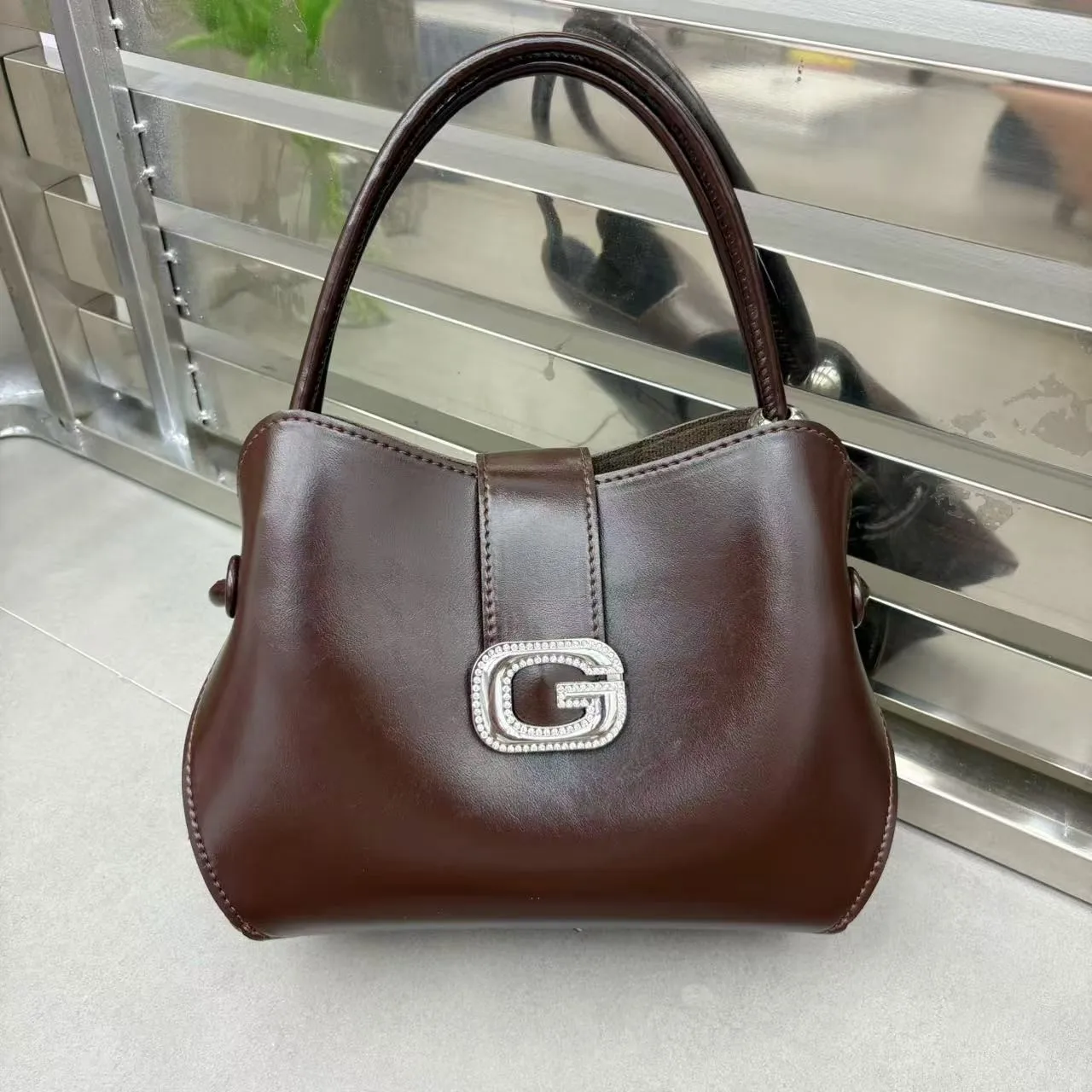 

Trendy Fashion Leather Crossbody Handbag For Women With Messenger Function And Vintage Inspired Letter Logo