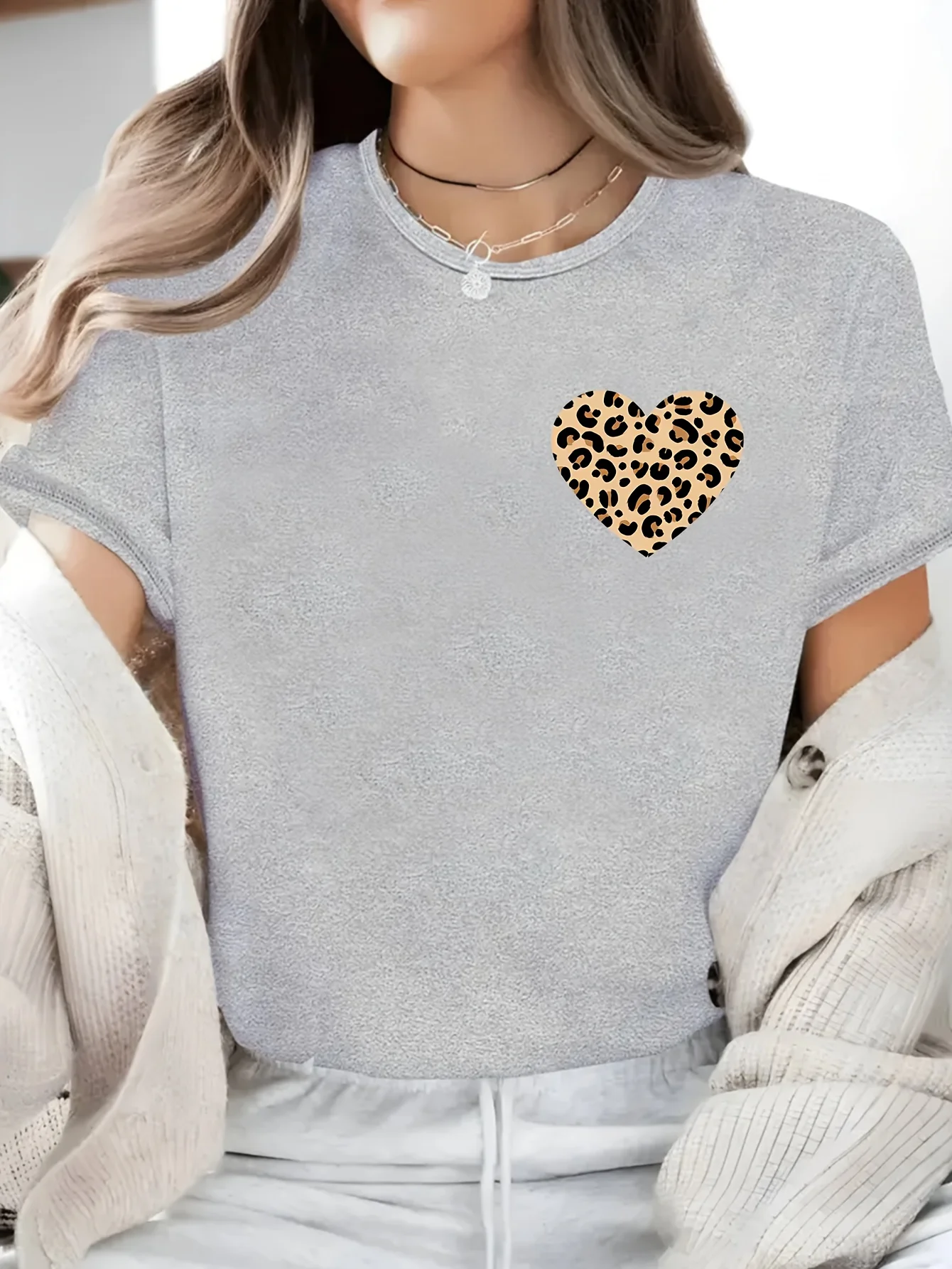 เสื้อยืดลำลองลายเสือดาวพิมพ์ลายหัวใจสำหรับผู้หญิง คอกลม ยืดได้ เสื้อฤดูร้อนสีขาว ลายเสือดาว ดีไซน์สวยงาม