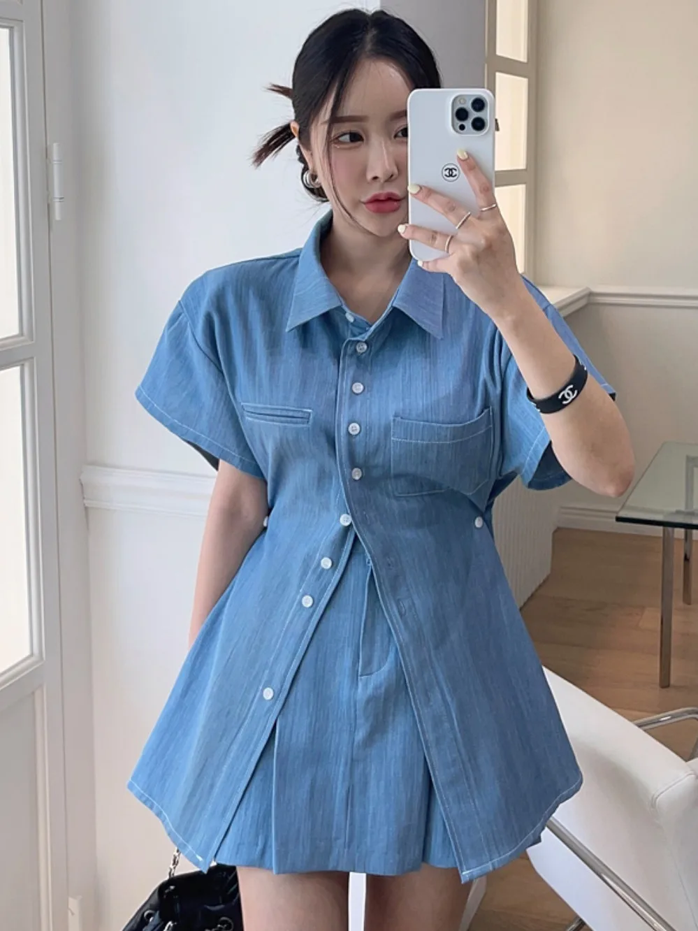 Set Dua Potong Rok Lipit Pinggang Tinggi dan Atasan Denim Vintage Musim Panas yang Chic dan Serbaguna untuk Wanita