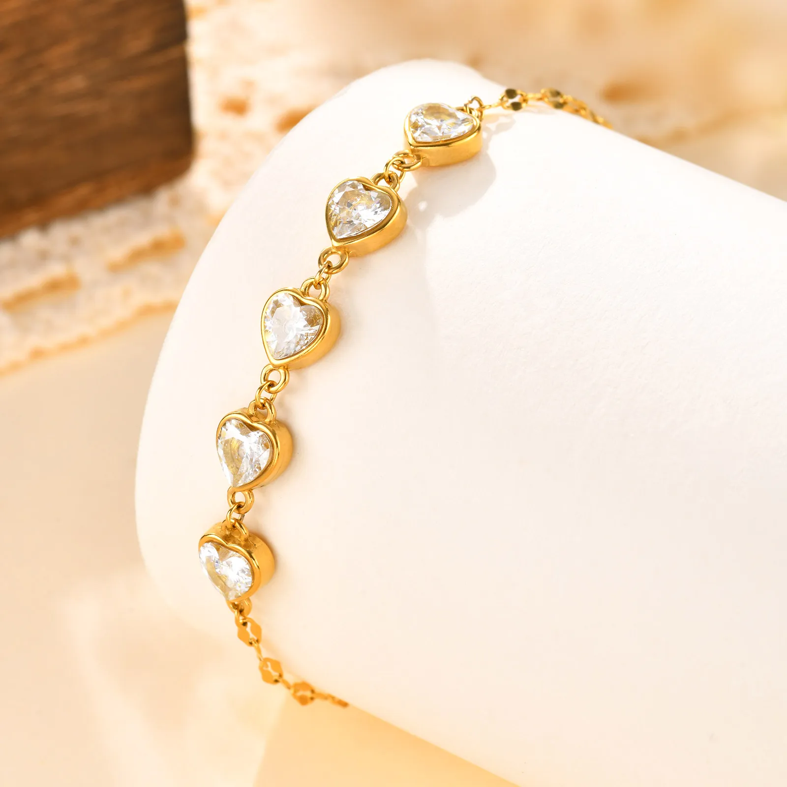 

Dainty Zircon Heart Bracelet for Women,18k Gold Plated Stainless Steel Lip Chain Bracelets,Daily Charm Jewelry Exquisite Gifts