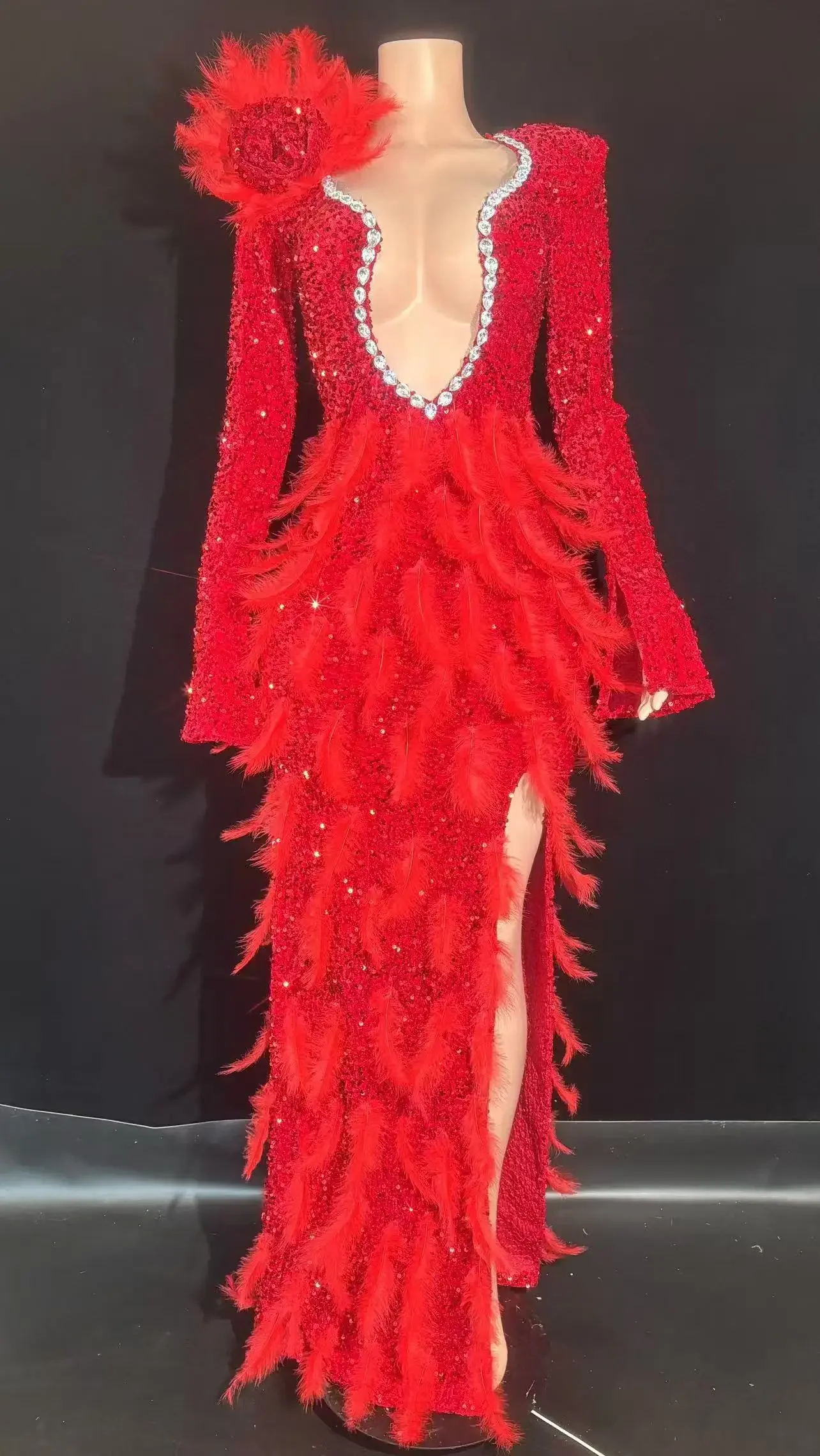 Abito lungo di lusso con piume rosse scintillanti da palcoscenico sexy da donna che celebra il vestito da servizio fotografico di compleanno per feste di matrimonio con ballerine flash