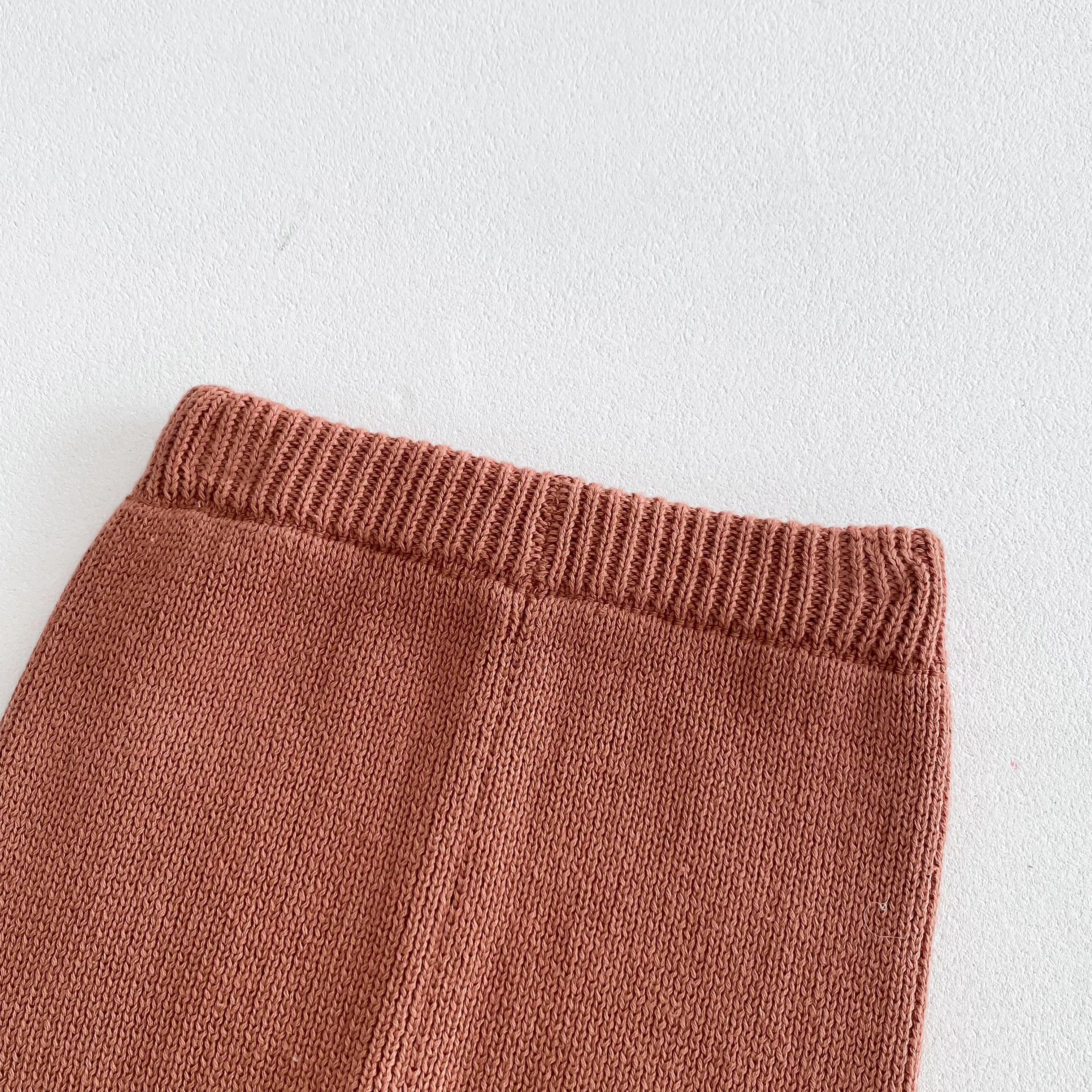 Herbstliches Strickpullover-Set für Babys, Jungen und Mädchen, lockeres, gestreiftes Oberteil mit modischen Hosen mit Patchwork-Muster. – Detail 10