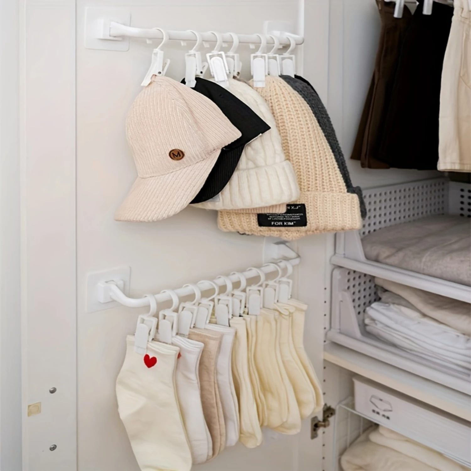 

Hat Rack with 10 Rotating Clips, Wall-Mounted Adhesive Holder, Plastic Hat Organizer for Closet, Convenient Space-Saving Hanger