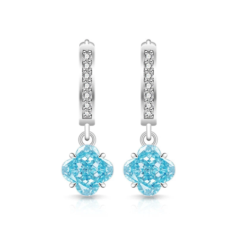 2026 exquisite ice flower cut design in the shape of a clover. Suitable for women to wear as a piercing. Premium jewelry
