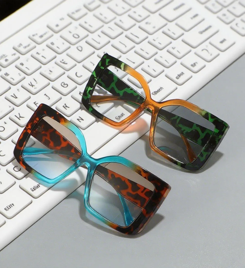 

2025 Summer Retro Large Frame Colored Women's Sunglasses Color Blocked Design Sunscreen UV400 Men's Protective Sunglasses