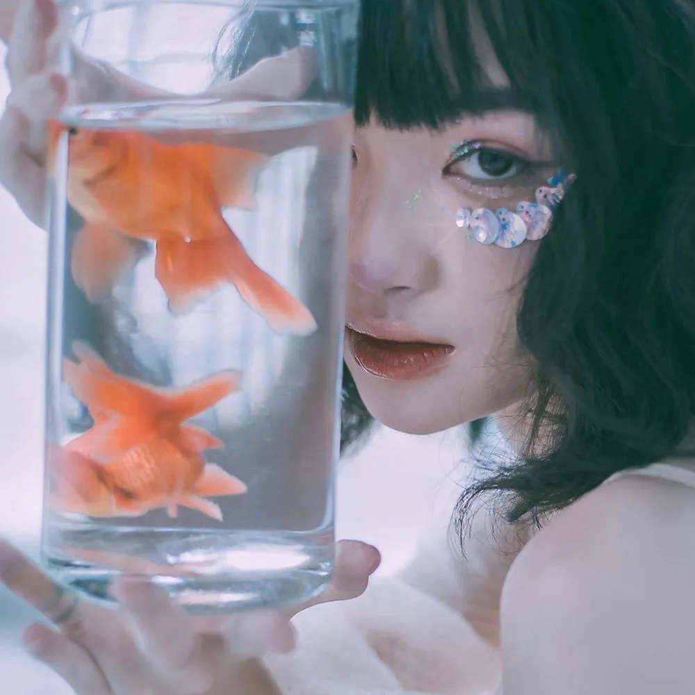 メイクアップ グリッターパウダー アイアクセサリー 魚の鱗 フェイス シャイニー ジェル ピグメント シェル スパンコール アイメイク スパンコール アイコーナー ステッカー