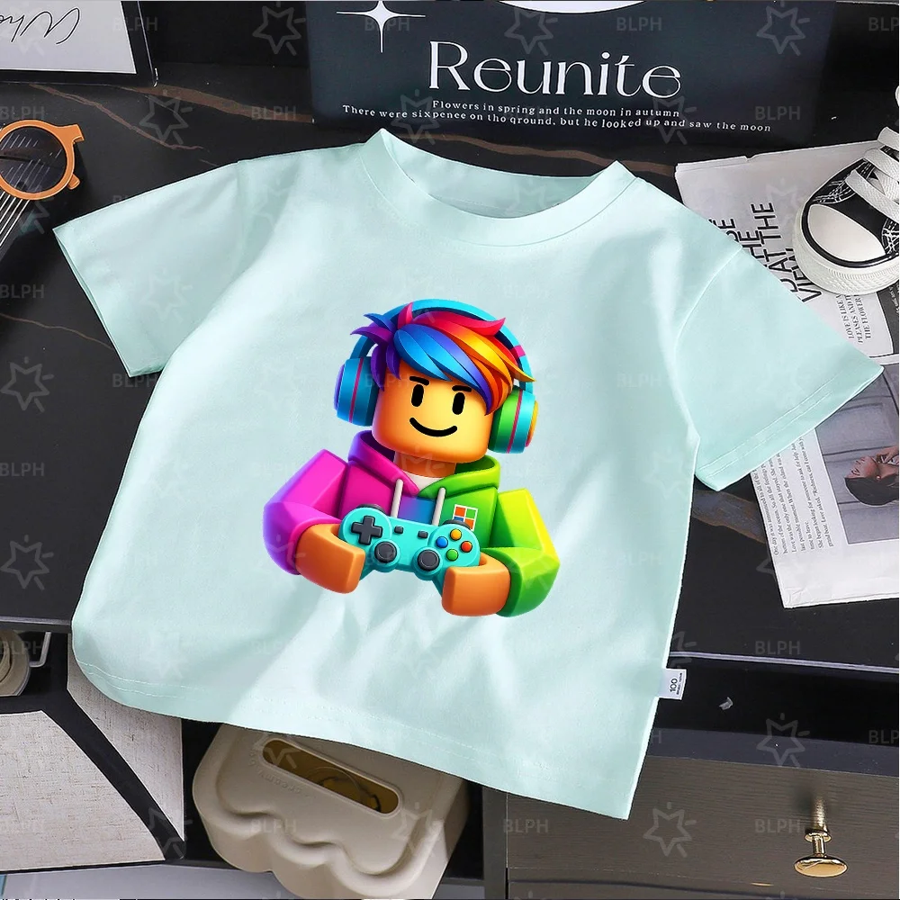 Camiseta infantil colorida com estampa de controle de videogame, design de jogador com cabelos arco-íris, perfeita para jovens entusiastas de jogos