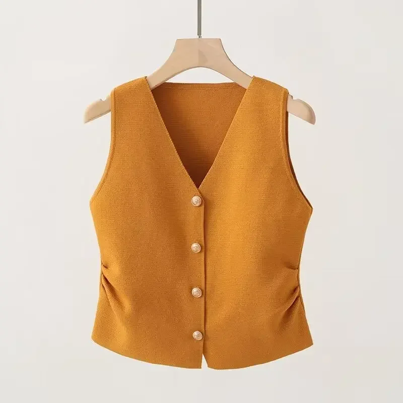 Gilet da donna con bottoni dorati sul davanti, scollo a V, vita increspata, giacca in maglia senza maniche, casual chic primavera estate 2025 outfit alla moda