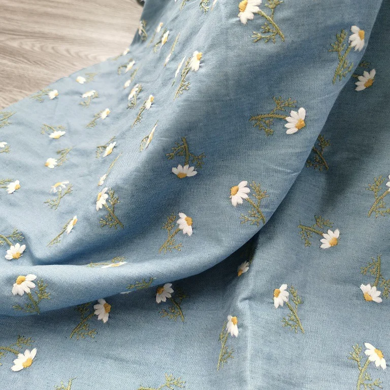 

Новая стильная джинсовая ткань из 100% хлопка с цветочной вышивкой для одежды, аксессуаров, диванов, скатерти, штор, швейные материалы